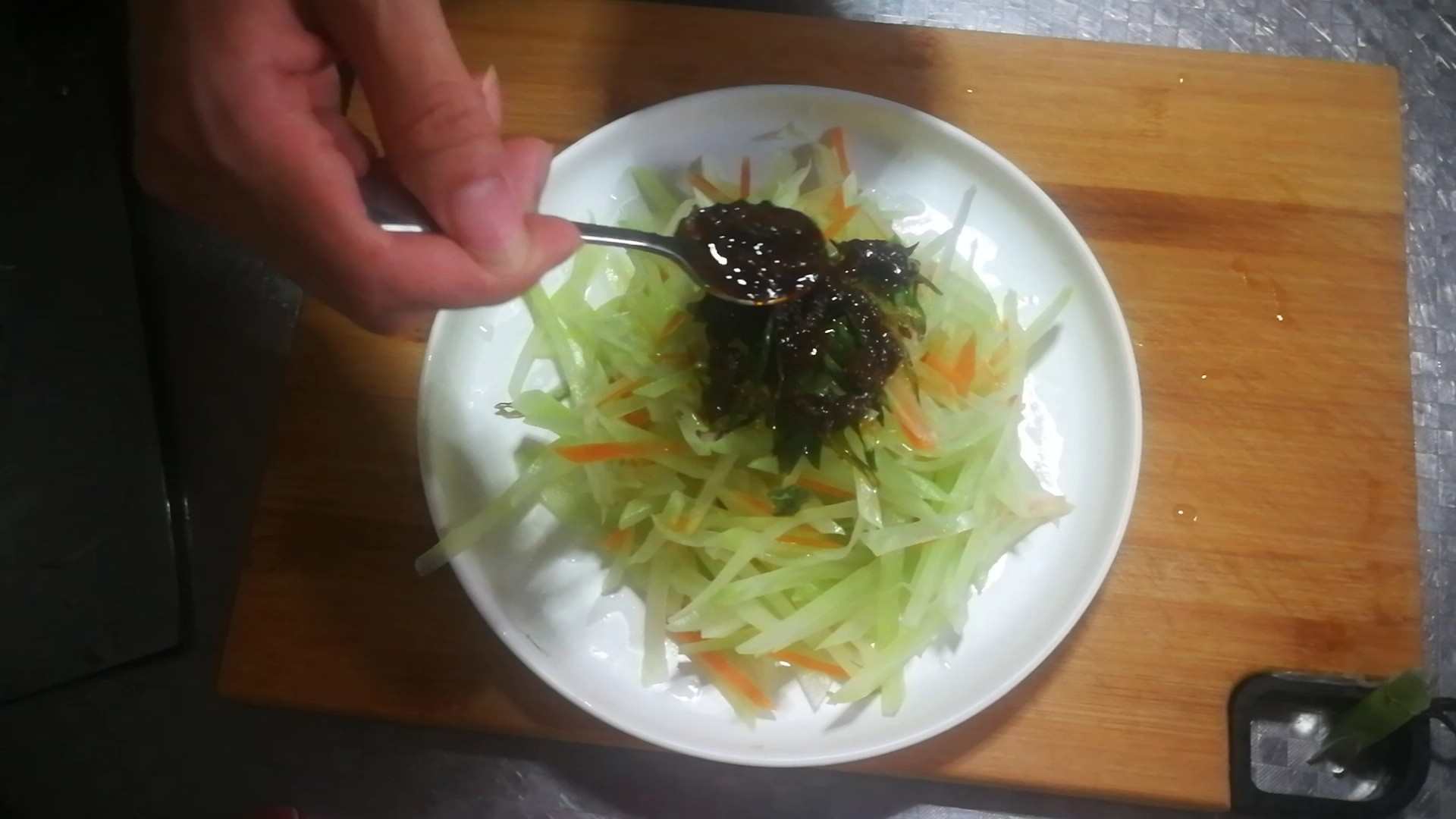 Shredded Lettuce with Shrimp Paste recipe