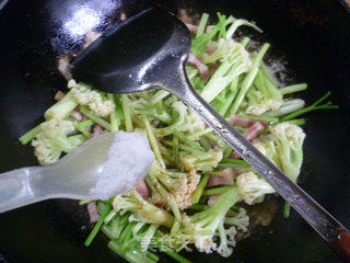 Stir-fried Cauliflower with Celery and Dried Pork recipe