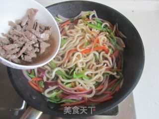 Stir-fried Udon Noodles with Black Pepper Beef recipe