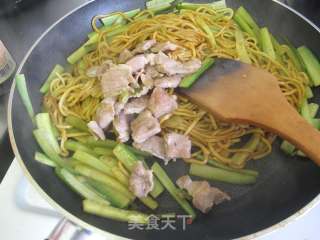 Stir-fried Noodles with Homemade Loin recipe