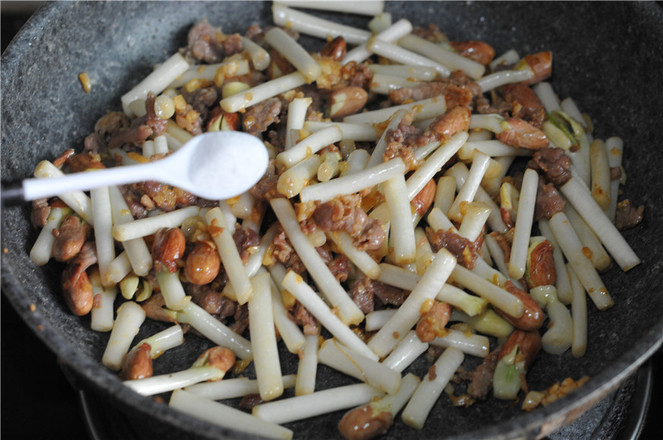 Stir-fried Pork with Peanut Sprouts recipe