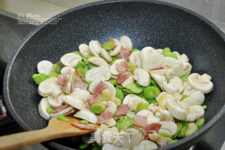 Fava Bean and Mushroom Stir-fried Bacon, A Delicacy Not to be Missed in The Broad Bean Season recipe