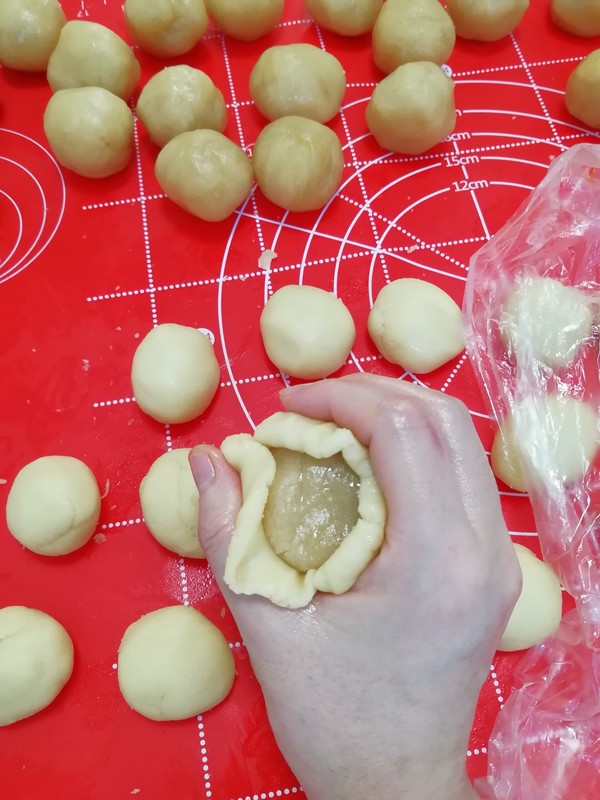 Cantonese-style Mooncake with White Lotus Paste and Egg Yolk (zero Failure) recipe