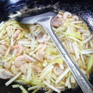 Stir-fried White Shrimp with Leek Sprouts recipe