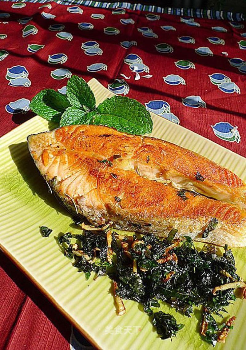 Fried Salmon with Basil recipe