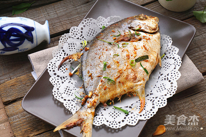 Grilled Pomfret with Scallions recipe