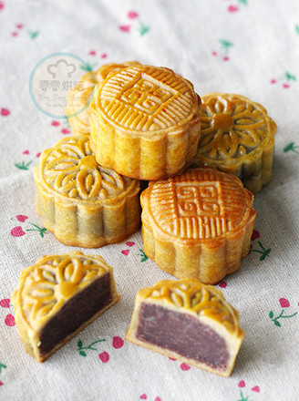 Cantonese-style Moon Cakes
