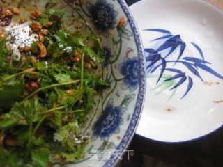 Coriander Mixed with Chopped Peanuts recipe