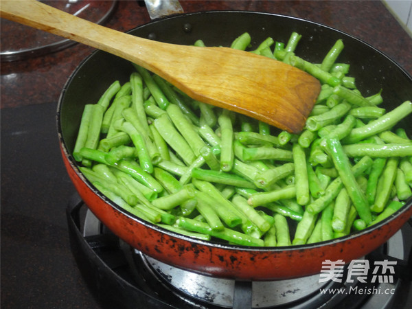 Fried Rice Noodles with Beans recipe