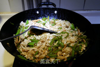 Fried Noodles with Green Pepper and Pork recipe