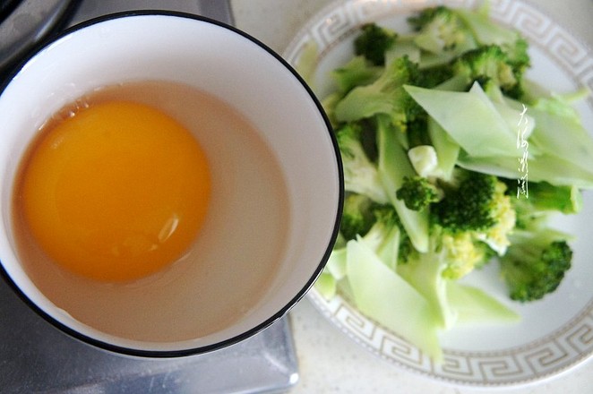 Fried Goose Eggs with Broccoli Vegetarian recipe