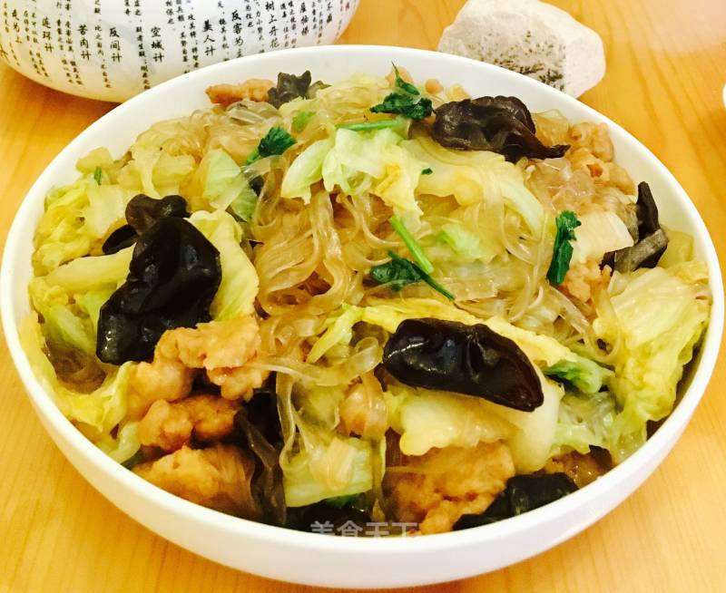 Stewed Vermicelli with Crispy Pork and Cabbage