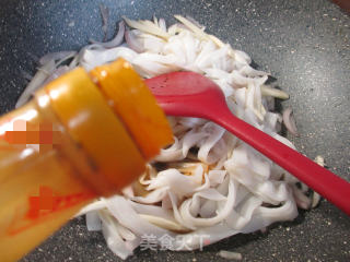 Stir-fried Hor Fun with Onion and Zizania recipe