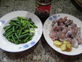 Stir-fried Bullfrog with Soy Sauce and Garlic Stalks recipe