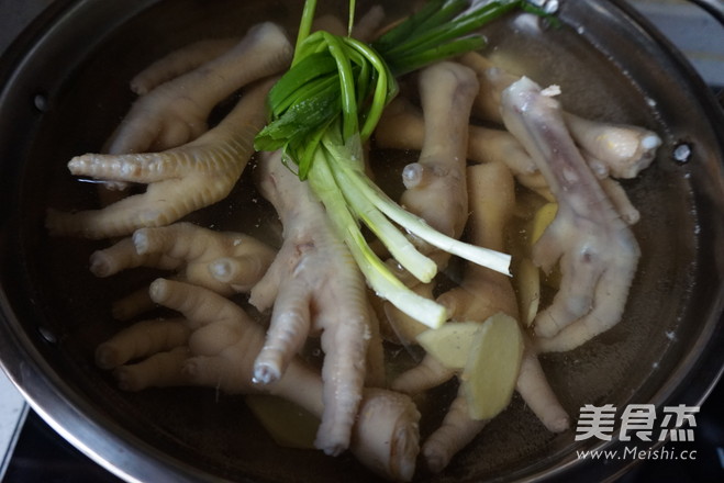 Finger Sucking Fish-flavored Chicken Feet recipe