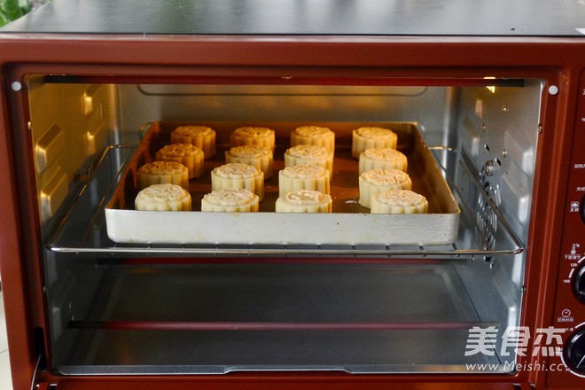 Mooncake with Lotus Seed Paste and Egg Yolk recipe