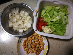 Stir-fried Cashew Nuts with Celery and Lily recipe