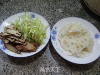 Stir-fried Lotus Root with Fragrant Dried Leek Buds recipe