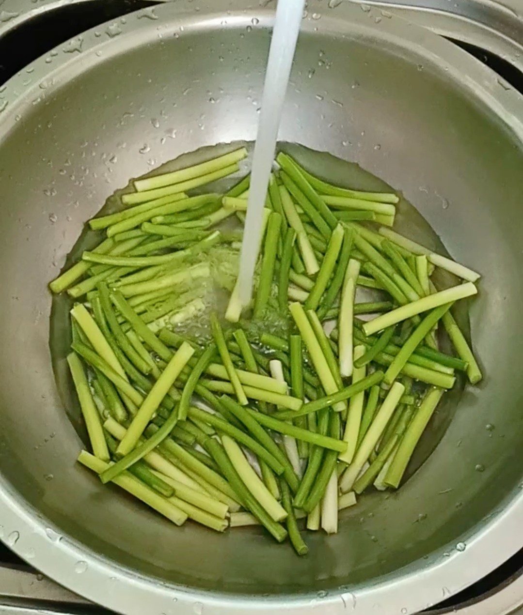 Stir-fried Beef with Garlic Sprouts recipe