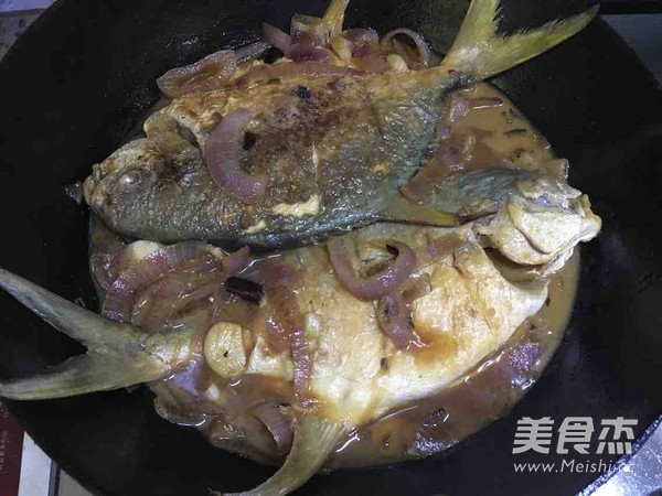 Braised Sea Pomfret with Onions recipe