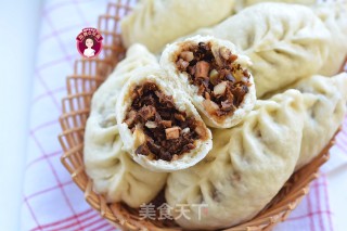 Steamed Buns with Deer Antler and Mushroom Sauce recipe