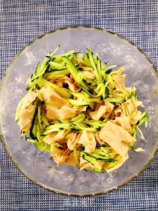 Sweet and Sour Delicacies-cold Oily Tofu Skin Cucumber recipe