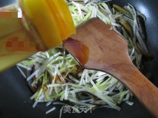 Stir-fried Eel with Leek Sprouts recipe