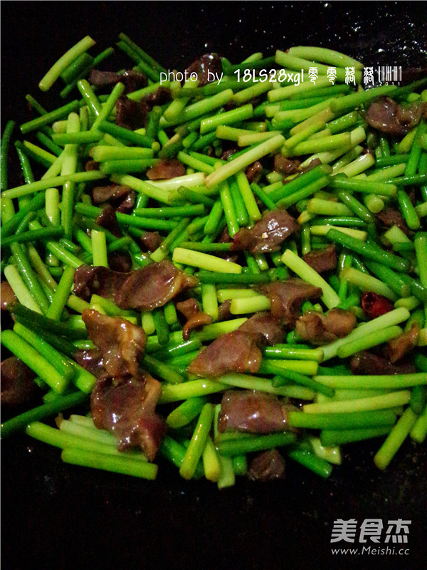 Stir-fried Duck Gizzards with Garlic Stalks recipe