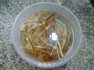 Golden Needle Mushroom Mixed with Dried Cabbage Core recipe