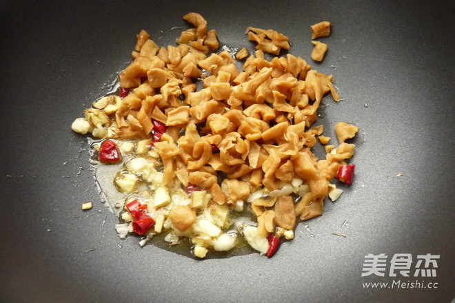 Stir-fried Crab with June Dried Yellow Radish recipe