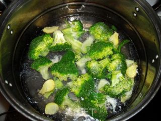 Broccoli with Garlic Abalone Sauce recipe