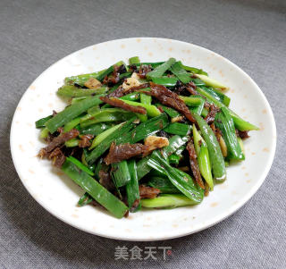 Stir-fried Green Pepper and Garlic Sprouts with Dace in Black Bean Sauce recipe