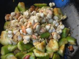 Fried Loofah with Shellfish recipe