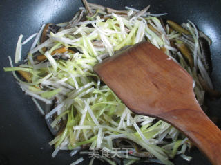 Stir-fried Eel with Leek Sprouts recipe