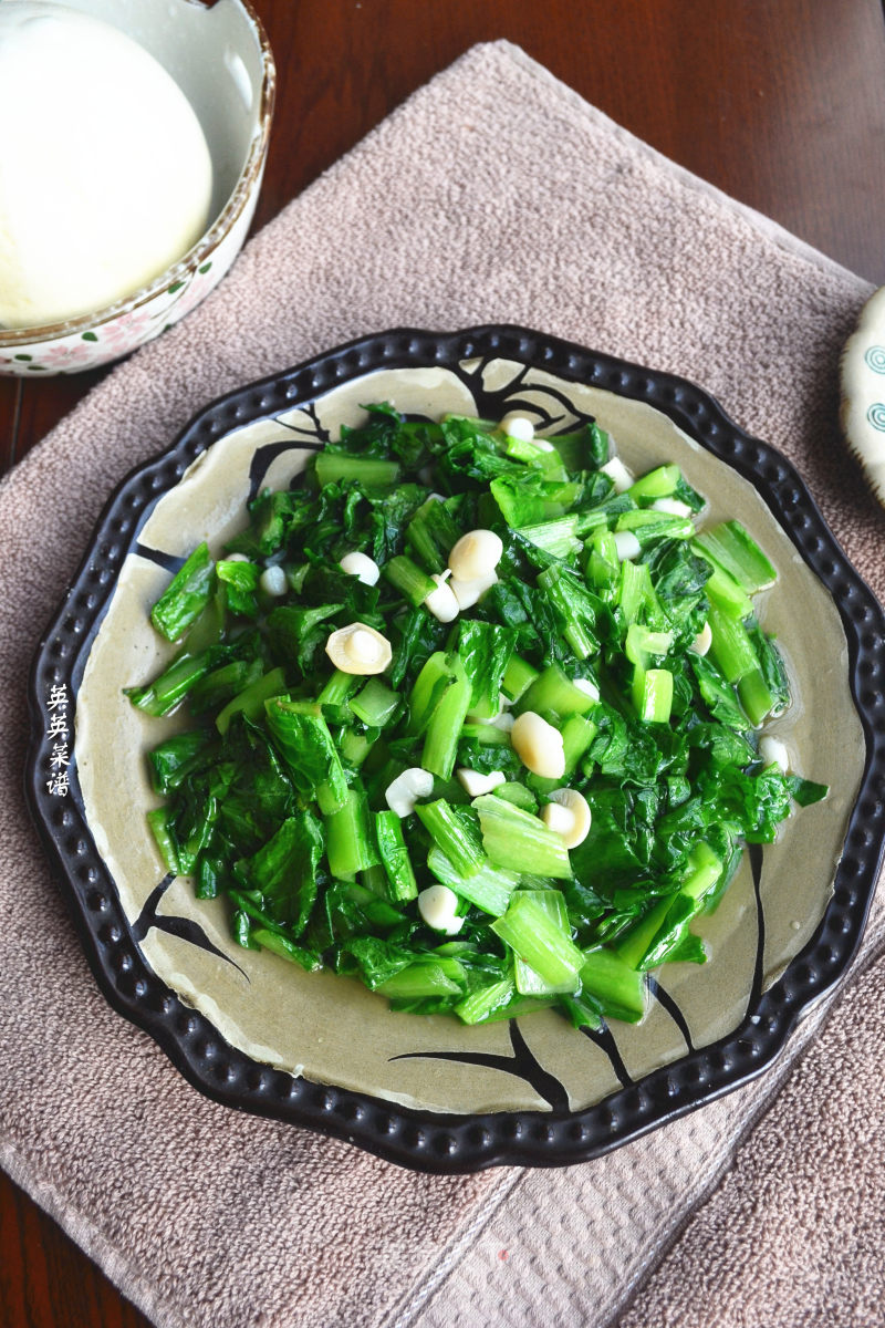 Stir-fried Cabbage with White Jade Mushroom recipe