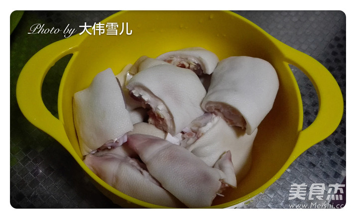 Xiaobai Version of Soy-flavored Pig Trotters recipe