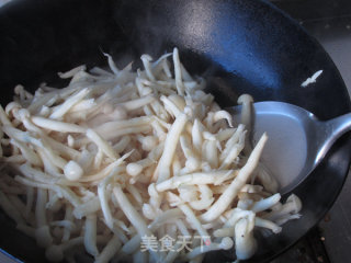 Stir-fried White Jade Mushroom with Red Wine recipe