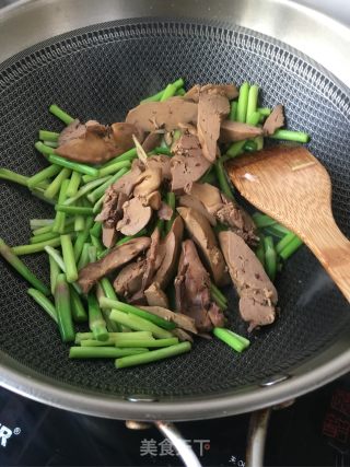 Stir-fried Chicken Liver with Garlic Moss recipe