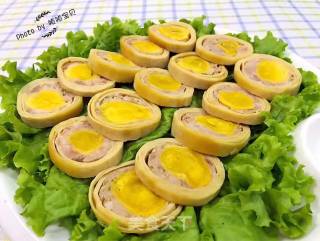 Thousands of Fresh Meat and Salted Egg Yolk Rolls recipe