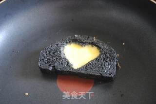 #aca烤明星大赛# Fried Bamboo Charcoal Toast Slices with Olives recipe