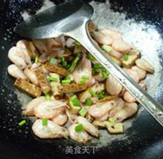 Stir-fried Jiangbai Shrimp recipe