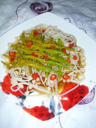 Fresh Yellow Flowers Mixed with Enoki Mushrooms recipe