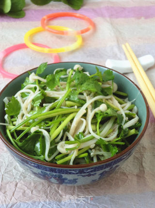 Coriander Mixed with Enoki Mushrooms recipe