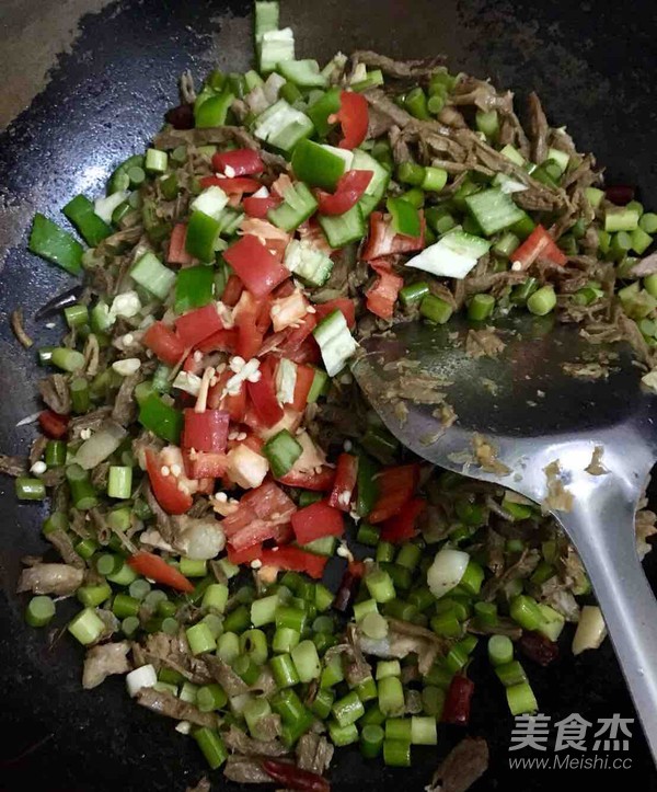 Appetizers (fried Pork with Dried Beans and Garlic Moss) recipe