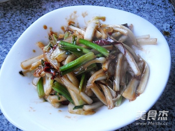 Stir-fried Cabbage Strips with Spinach Stem recipe