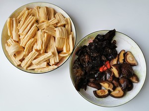 Fried Yuba with Mushrooms and Fungus recipe