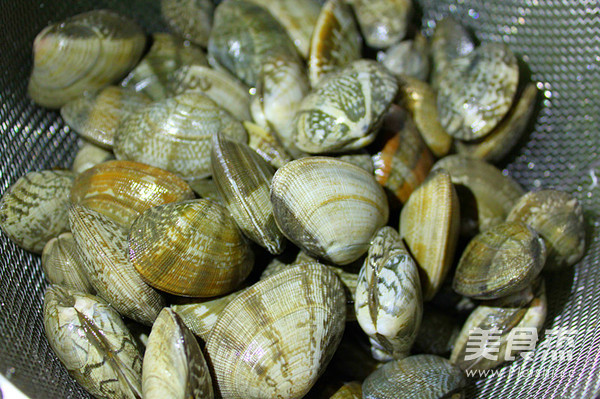 Stir-fried Clams with Wine Fragrant Perilla recipe