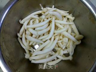 Braised Tofu with Carassius and Bailing Mushroom recipe