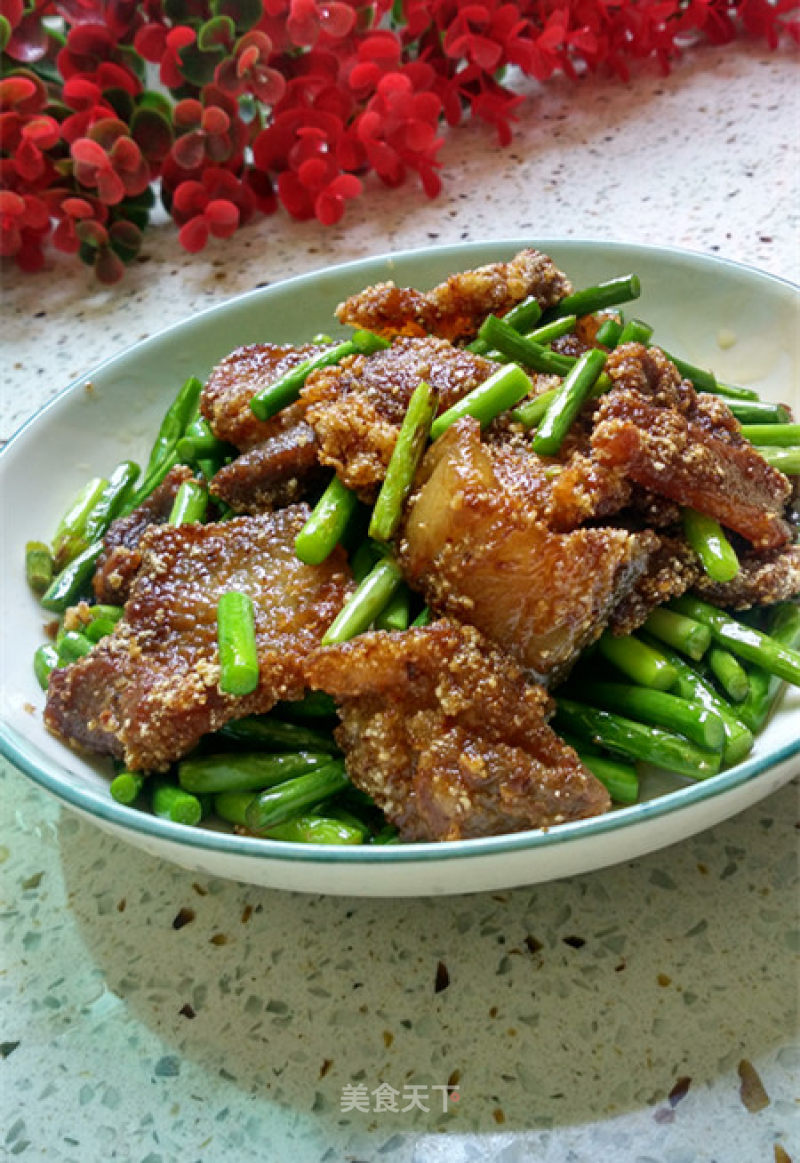 Stir-fried Rice Noodle Pork with Garlic Moss