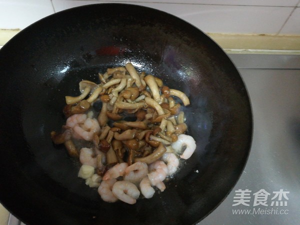 Scallop Mushroom, Lotus Root Slices and Shrimp Soup recipe